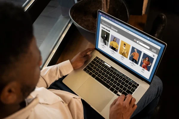 close-up-man-shopping-with-laptop_